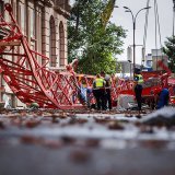La chute d'une grue, place de la Gare de La Chaux-de-Fonds, renversée par la tempête de lundi, a causé le décès d'une personne d'une cinquantaine d'années, a indiqué la Police neuchâteloise.
